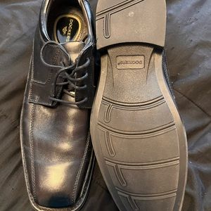 Men’s size 9 Dockers dress shoes.  Worn once!!